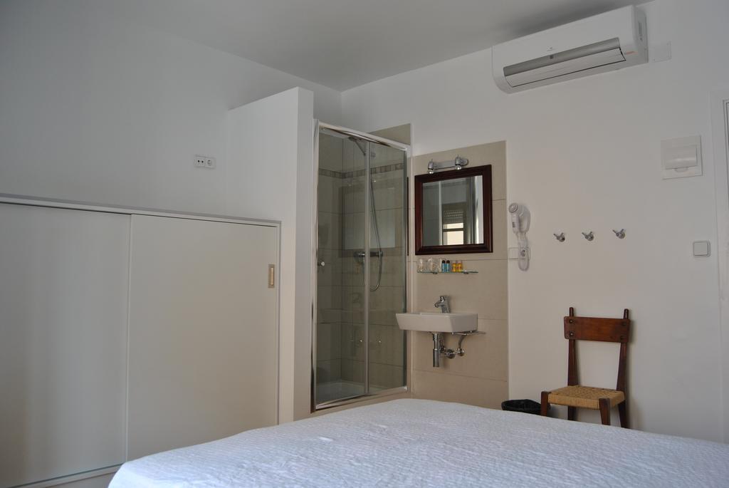 Camera Matrimoniale/Doppia con Letti Singoli con Bagno in Comune